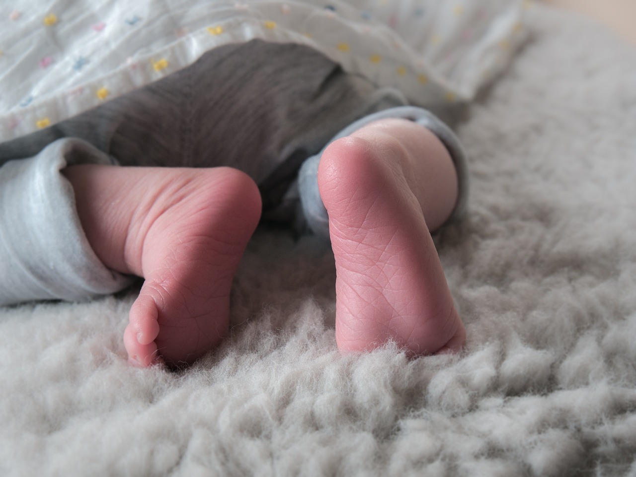 Peut-on porter de la friperie à un bébé sans le mettre en danger ?